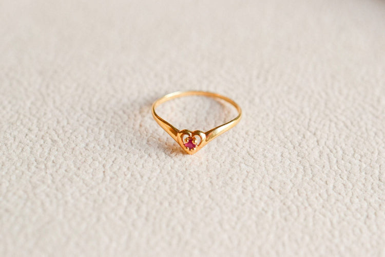 51 Bague cœur ajouré en or jaune et rubis 58 Facettes 3691