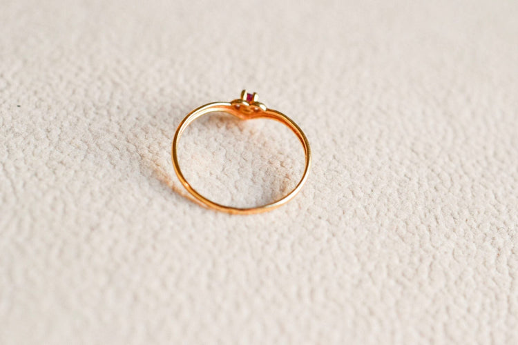 51 Bague cœur ajouré en or jaune et rubis 58 Facettes 3691