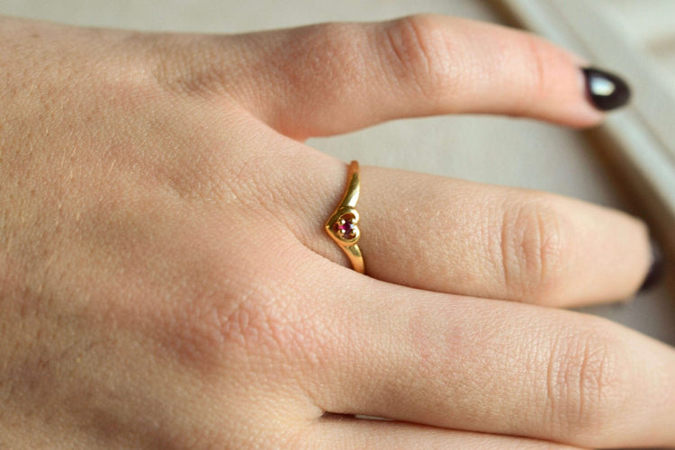 51 Bague cœur ajouré en or jaune et rubis 58 Facettes 3691