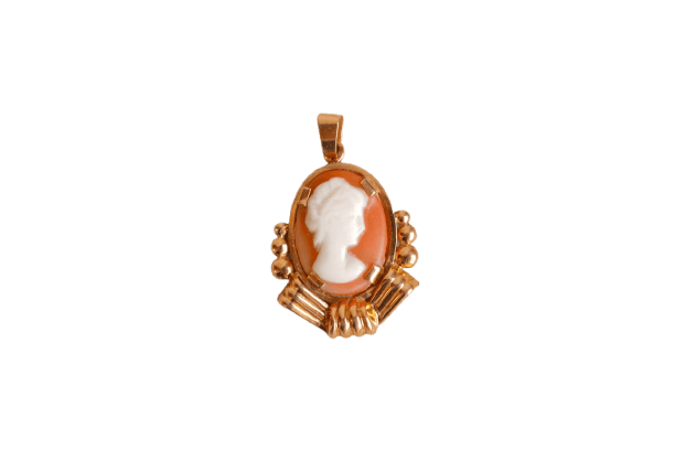 Pendentif camée à décor perlé