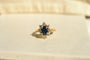 52 Bague marguerite saphir ovale et diamants en or jaune 58 Facettes 4116