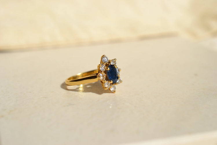 52 Bague marguerite saphir ovale et diamants en or jaune 58 Facettes 4116