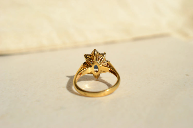 52 Bague marguerite saphir ovale et diamants en or jaune 58 Facettes 4116