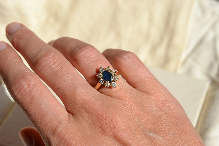 52 Bague marguerite saphir ovale et diamants en or jaune 58 Facettes 4116