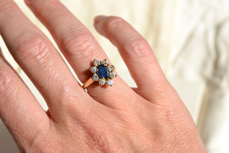 52 Bague marguerite saphir ovale et diamants en or jaune 58 Facettes 4116