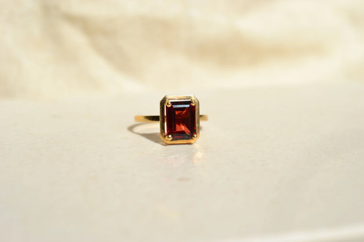 54 Bague grenat taille émeraude en or jaune 58 Facettes 4104