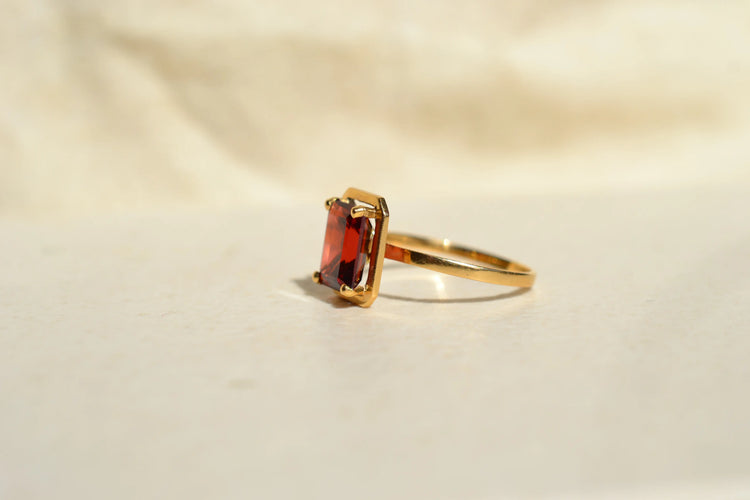 54 Bague grenat taille émeraude en or jaune 58 Facettes 4104