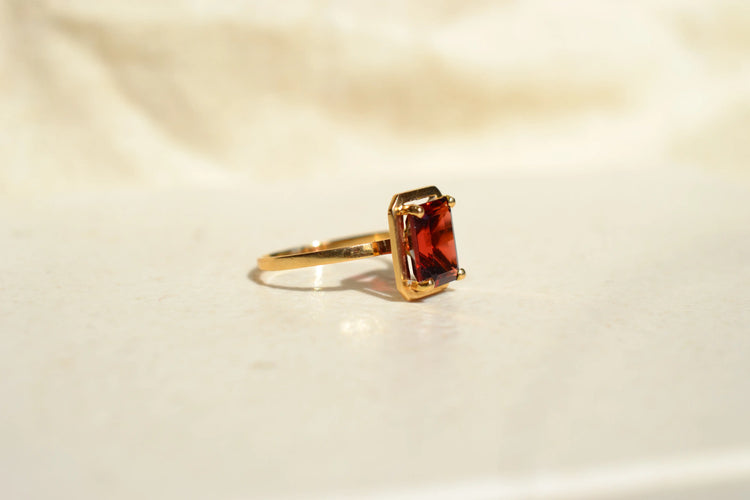 54 Bague grenat taille émeraude en or jaune 58 Facettes 4104