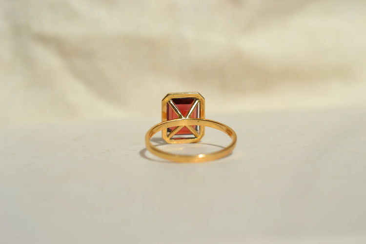 54 Bague grenat taille émeraude en or jaune 58 Facettes 4104