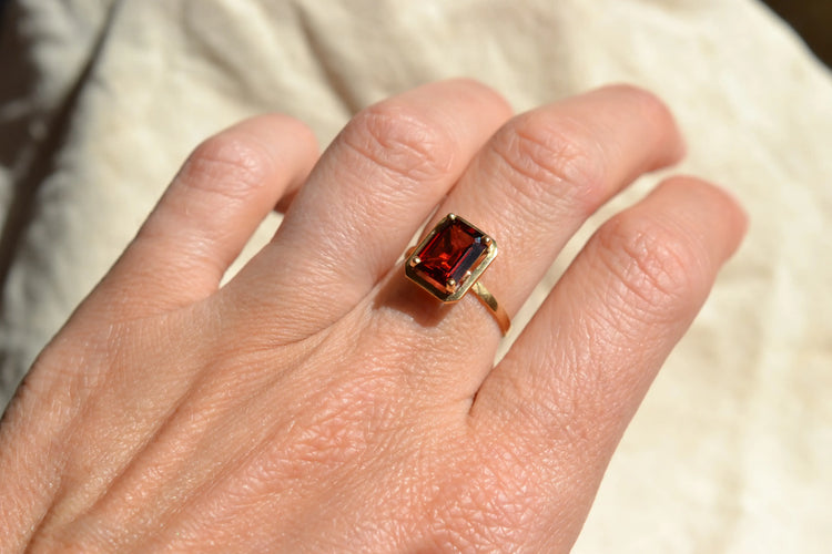54 Bague grenat taille émeraude en or jaune 58 Facettes 4104