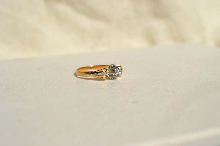 50 Bague solitaire en or jaune, platine et diamants 58 Facettes 4126