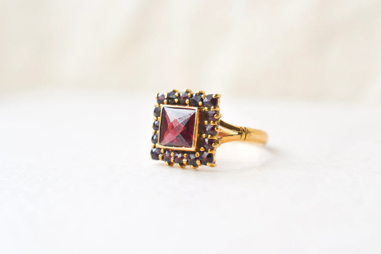 51 Bague carrée en or jaune 18 carats et grenats 58 Facettes 4129