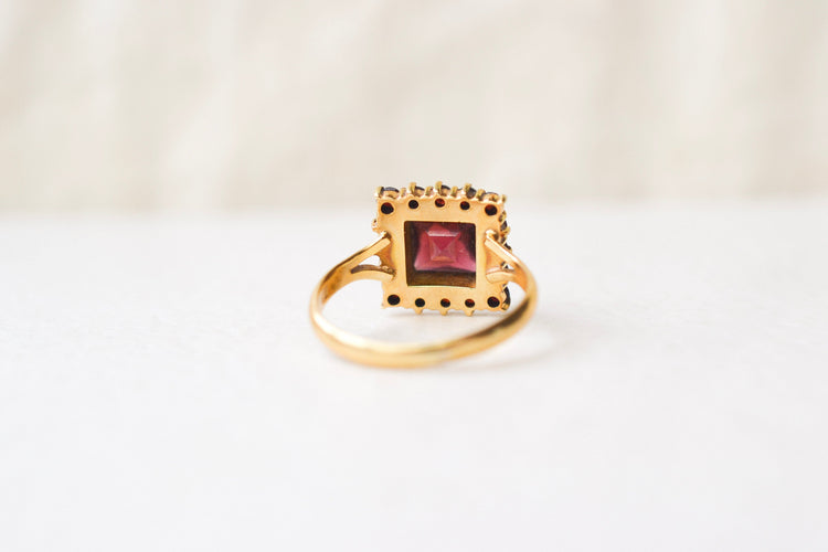 51 Bague carrée en or jaune 18 carats et grenats 58 Facettes 4129