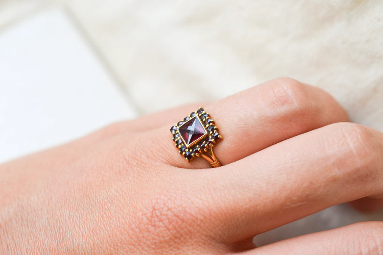 51 Bague carrée en or jaune 18 carats et grenats 58 Facettes 4129