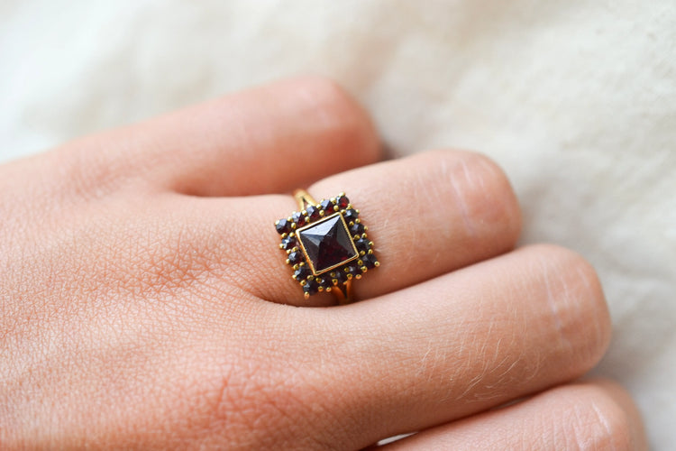 51 Bague carrée en or jaune 18 carats et grenats 58 Facettes 4129