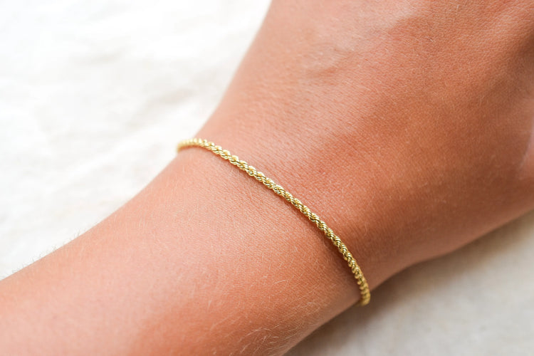 https://cdn.shopify.com/s/files/1/0963/7950/2920/files/bracelet-maille-cordon.webp?v=1783951538