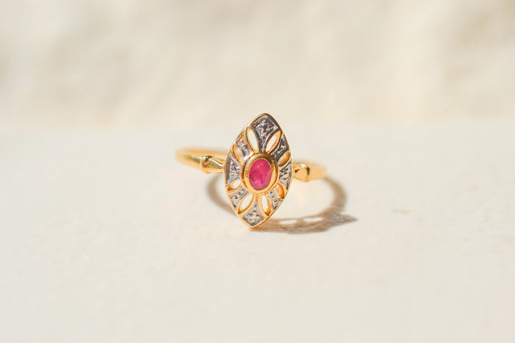 56 Bague marquise en or bicolore 18 carats et rubis 58 Facettes 4138