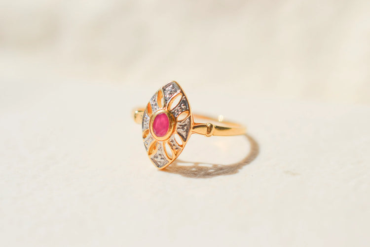 56 Bague marquise en or bicolore 18 carats et rubis 58 Facettes 4138