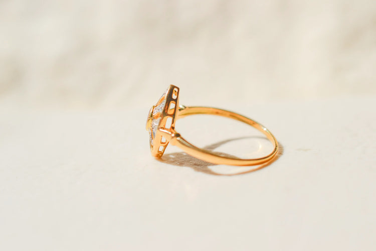 56 Bague marquise en or bicolore 18 carats et rubis 58 Facettes 4138