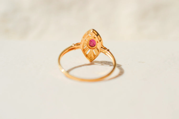 56 Bague marquise en or bicolore 18 carats et rubis 58 Facettes 4138