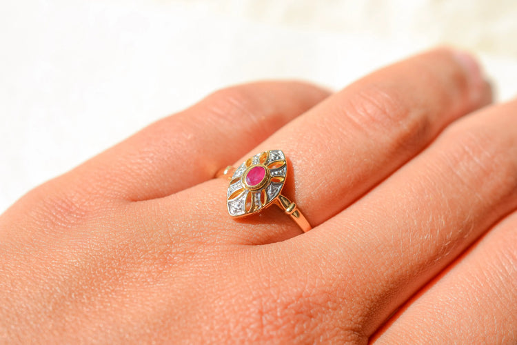 56 Bague marquise en or bicolore 18 carats et rubis 58 Facettes 4138