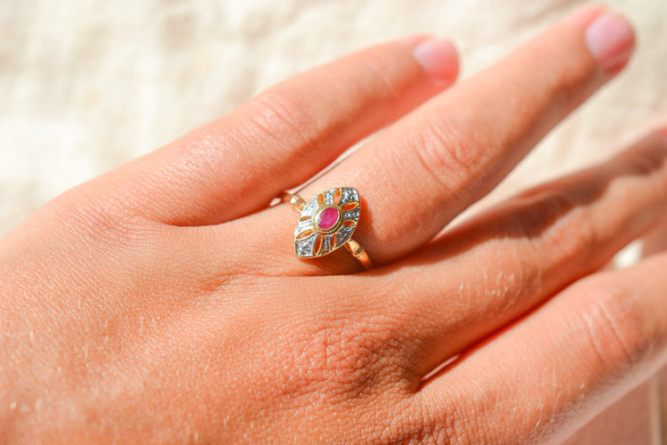 56 Bague marquise en or bicolore 18 carats et rubis 58 Facettes 4138