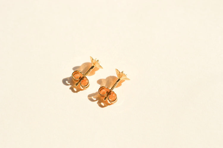 https://cdn.shopify.com/s/files/1/0963/7950/2920/files/boucles-oreilles-anciennes-or-jaune-18-carats-diamants.jpg?v=1784293059