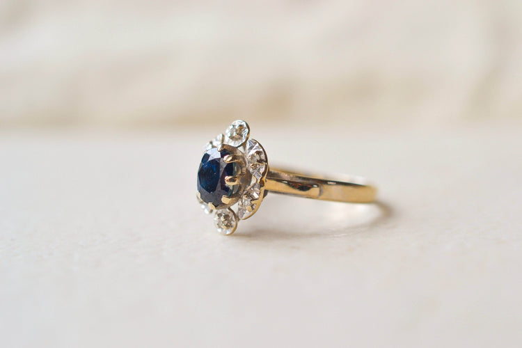 56 Marguerite - Bague en or blanc, saphir et diamants 58 Facettes 4146