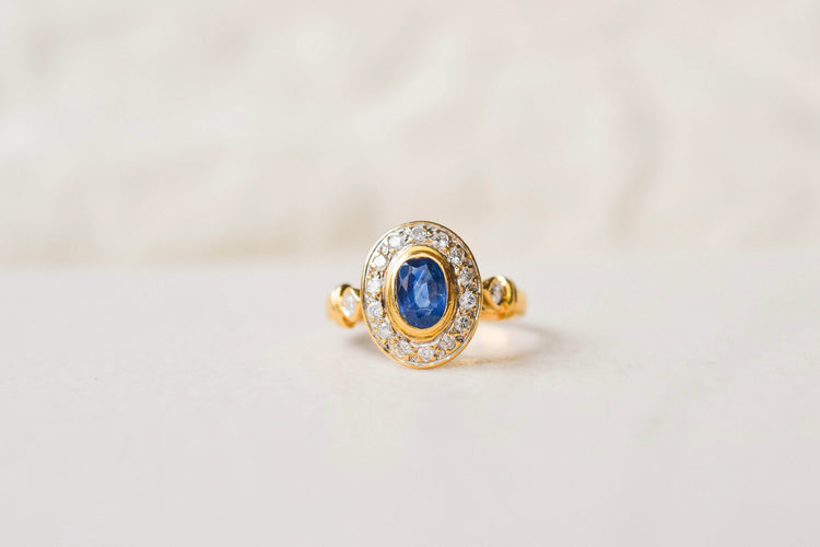 50 Bague marguerite ovale en or jaune, saphir et diamants 58 Facettes 4173