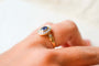 50 Bague marguerite ovale en or jaune, saphir et diamants 58 Facettes 4173