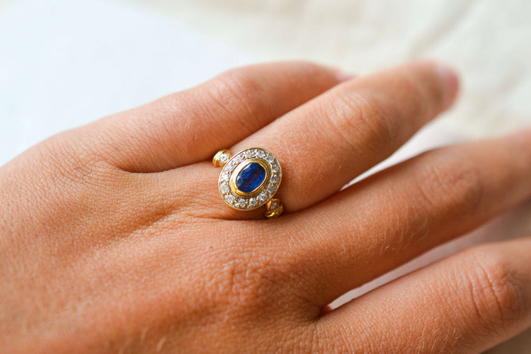 50 Bague marguerite ovale en or jaune, saphir et diamants 58 Facettes 4173