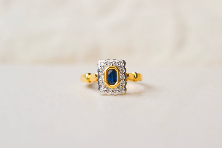 53 Bague marguerite rectangulaire festonnée en or jaune et or blanc, saphir et diamants 58 Facettes 4136