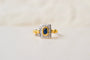 53 Bague marguerite rectangulaire festonnée en or jaune et or blanc, saphir et diamants 58 Facettes 4136
