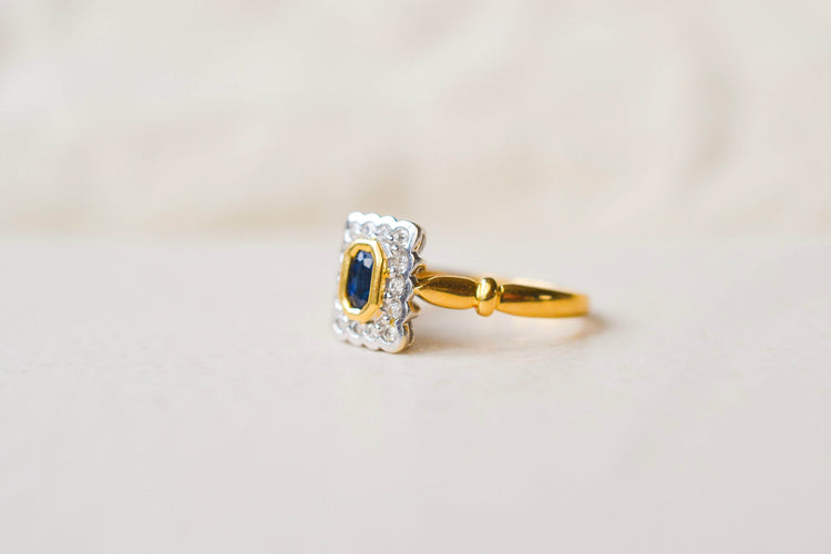 53 Bague marguerite rectangulaire festonnée en or jaune et or blanc, saphir et diamants 58 Facettes 4136