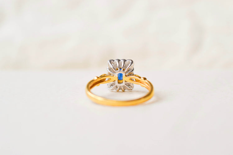 53 Bague marguerite rectangulaire festonnée en or jaune et or blanc, saphir et diamants 58 Facettes 4136