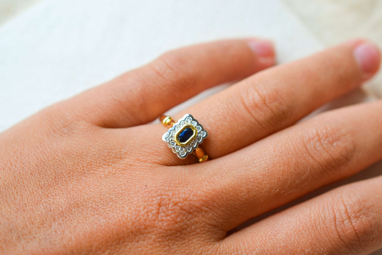 53 Bague marguerite rectangulaire festonnée en or jaune et or blanc, saphir et diamants 58 Facettes 4136