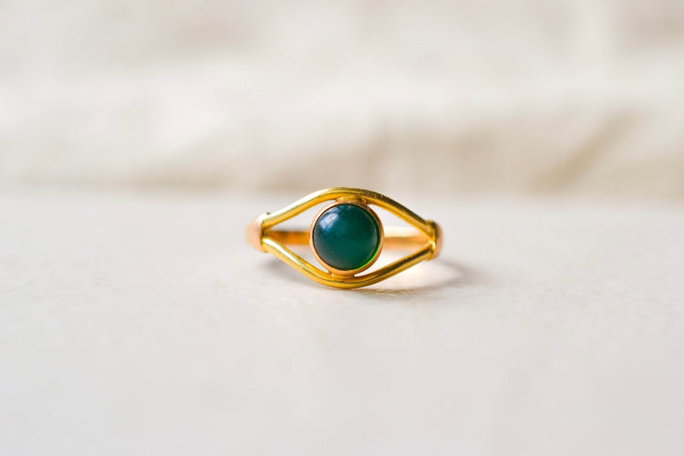 53 Bague cabochon en or jaune et pierre verte 58 Facettes 4063