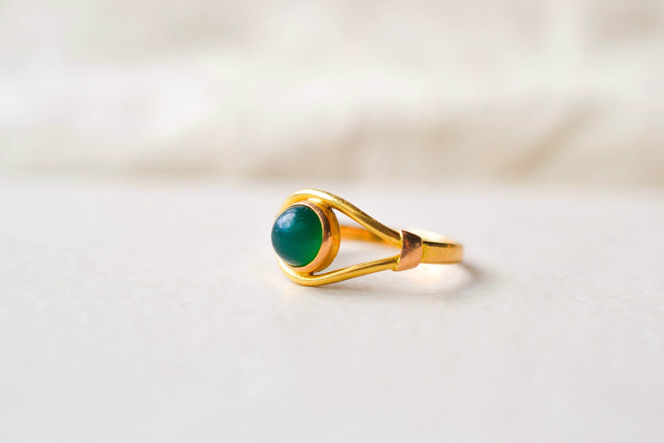 53 Bague cabochon en or jaune et pierre verte 58 Facettes 4063