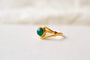 53 Bague cabochon en or jaune et pierre verte 58 Facettes 4063