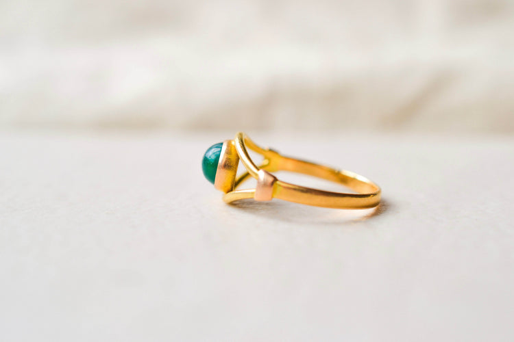 53 Bague cabochon en or jaune et pierre verte 58 Facettes 4063