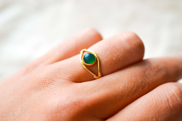 53 Bague cabochon en or jaune et pierre verte 58 Facettes 4063