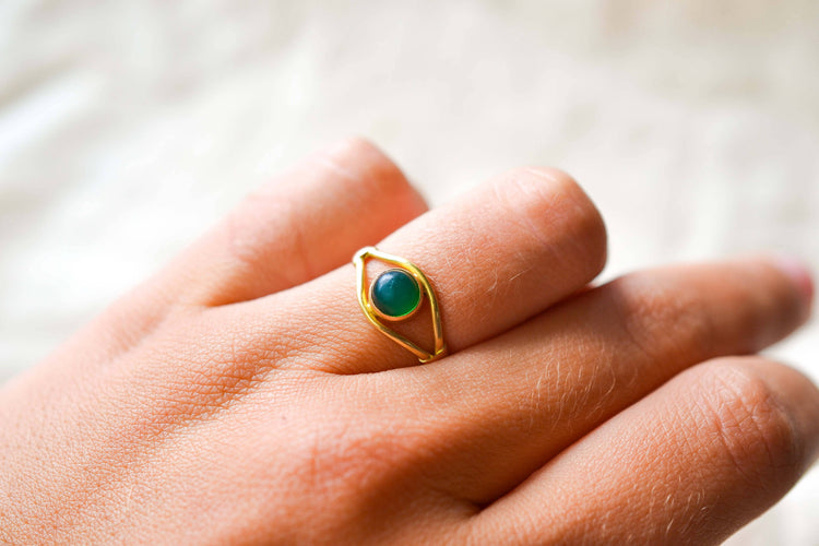 53 Bague cabochon en or jaune et pierre verte 58 Facettes 4063