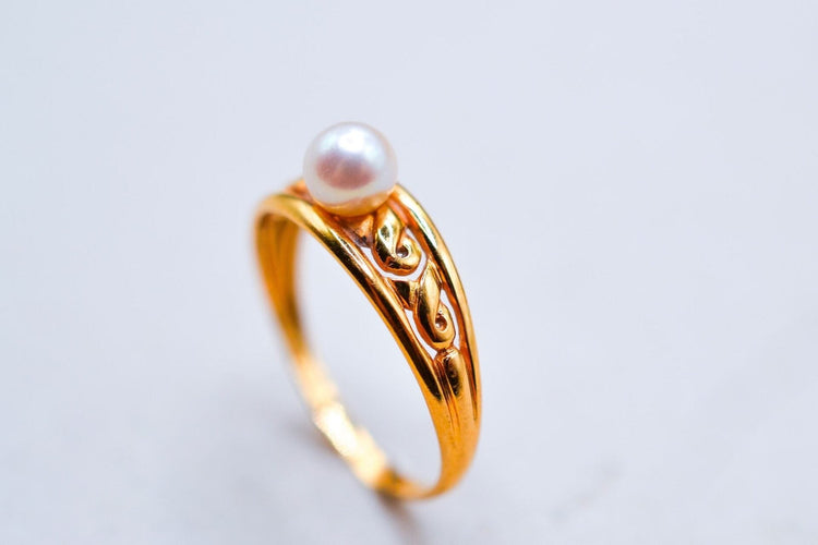 53 Bague bandeau ajourée en or jaune et perle de culture 58 Facettes 3847