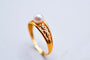 53 Bague bandeau ajourée en or jaune et perle de culture 58 Facettes 3847