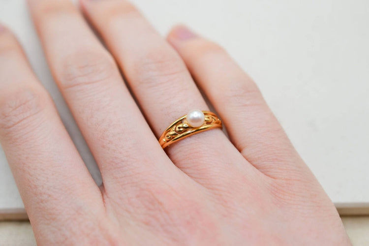 53 Bague bandeau ajourée en or jaune et perle de culture 58 Facettes 3847