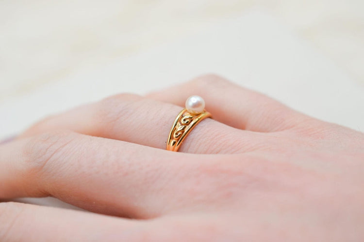 53 Bague bandeau ajourée en or jaune et perle de culture 58 Facettes 3847