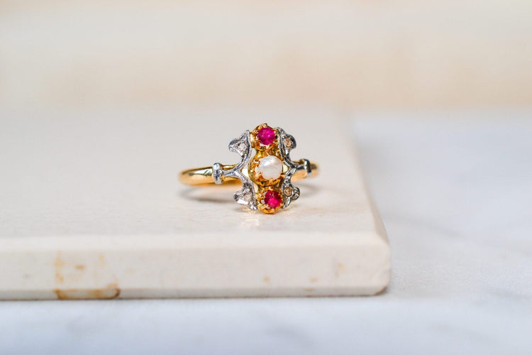 53 Bague fleuron en deux ors, demi-perle, rubis et diamants 58 Facettes 3735