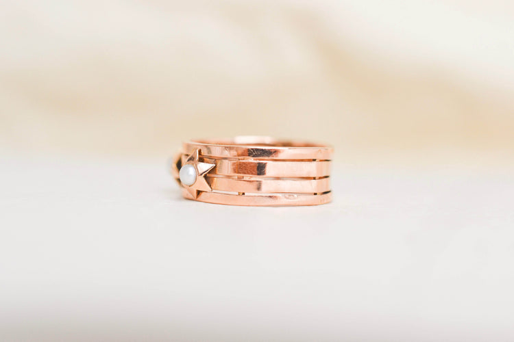 52 Bague bandeau en or rose 18 carats et perles étoilées 58 Facettes Ref3140