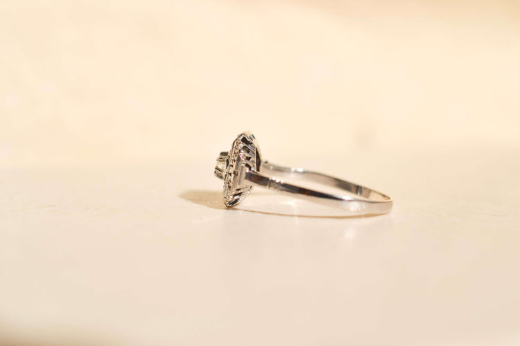 59 Art Déco - Bague plateau en or blanc et diamants 58 Facettes 4062