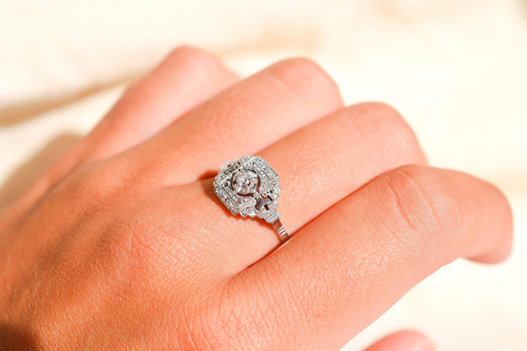 59 Art Déco - Bague plateau en or blanc et diamants 58 Facettes 4062